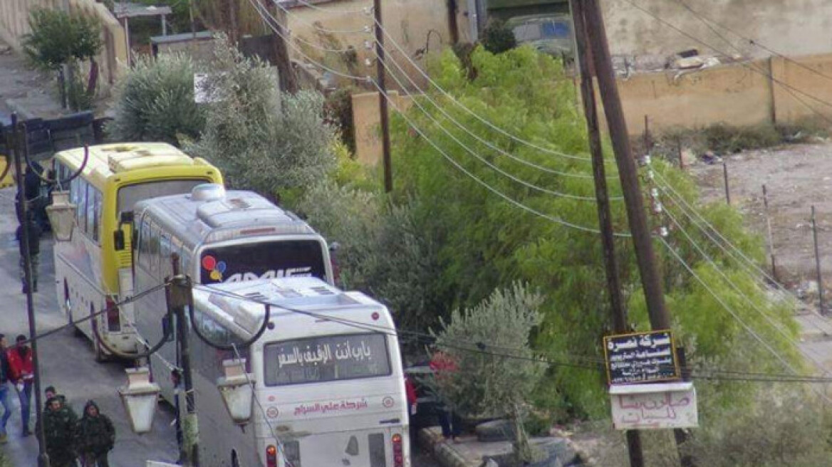 Συρία: Εκατοντάδες αντάρτες με τις οικογένειές τους εγκαταλείπουν την πόλη αλ Ταλ